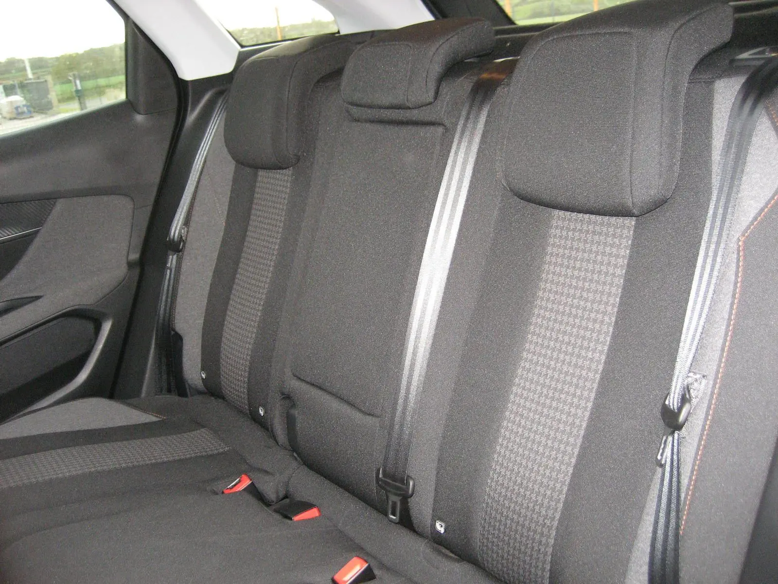 Vue intérieure des sièges arrière noirs du Peugeot 3008 Business 2020, avec ceintures de sécurité visibles.