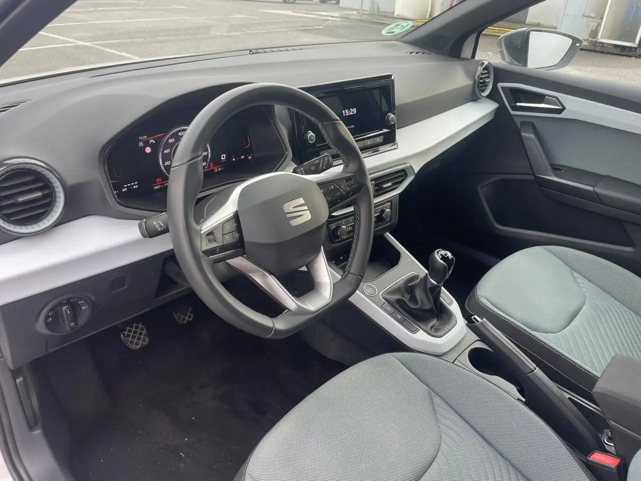 Intérieur de la SEAT Ibiza blanc, vue côté conducteur montrant le volant multifonction et la boîte manuelle.