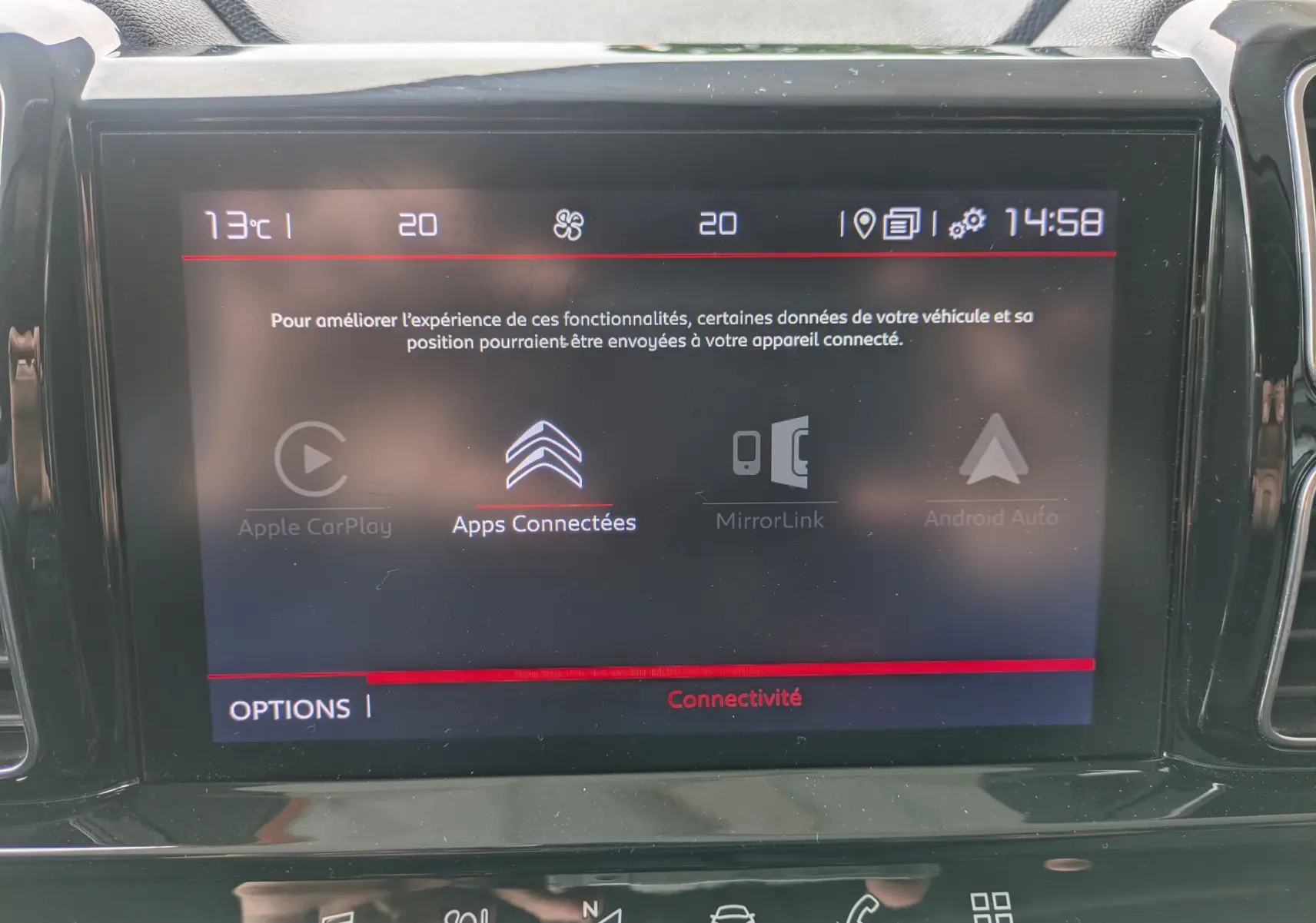 Écran tactile central du Citroën C5 Aircross 2020 affichant les options de connectivité avec interface en français.