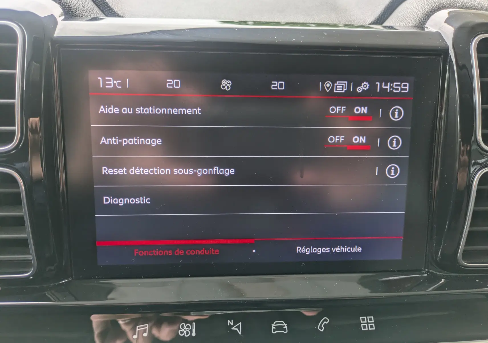 Écran tactile central du tableau de bord du Citroën C5 Aircross 2020 affichant les réglages d’aide à la conduite.