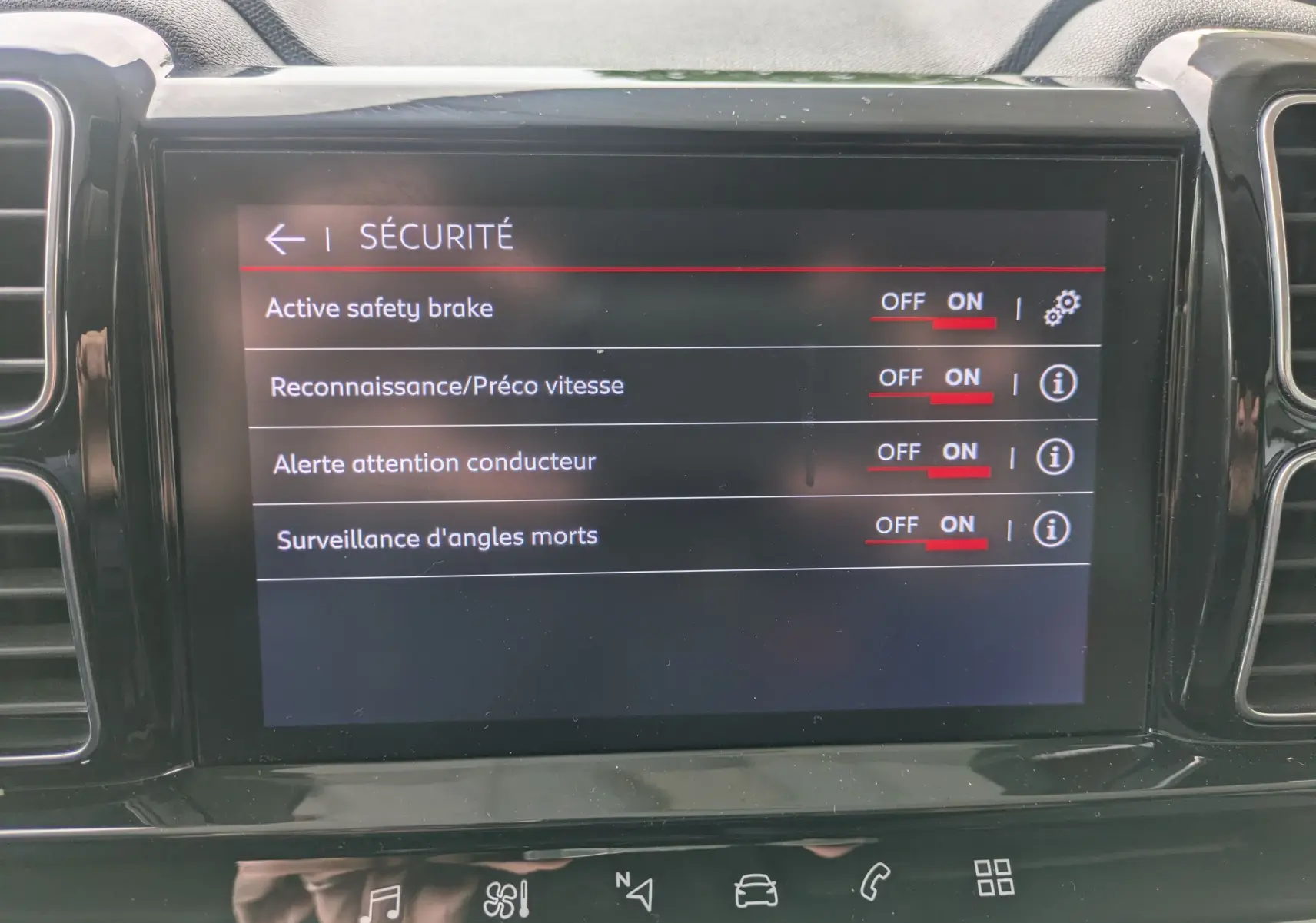 Écran tactile intérieur du Citroën C5 Aircross 2020 affichant les options de sécurité activées, vue frontale rapprochée.
