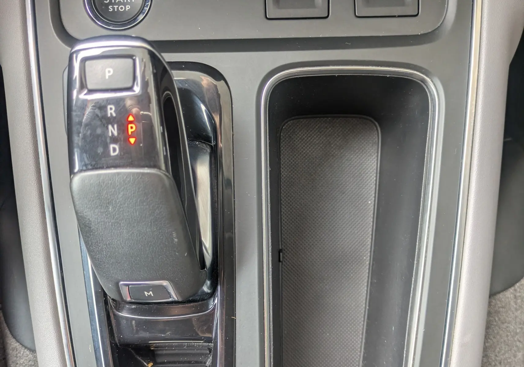 Gros plan sur la console centrale du Citroën C5 Aircross 2020, avec levier de vitesse automatique et boutons mode Eco et Sport.