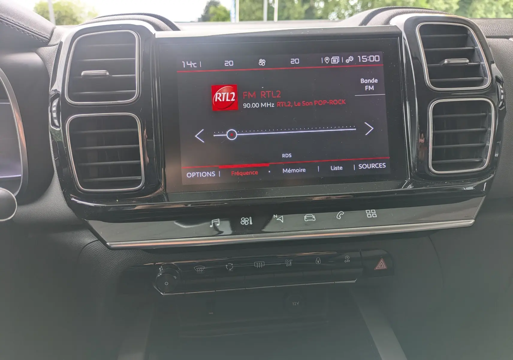 Vue rapprochée du tableau de bord noir du Citroën C5 Aircross 2020, écran tactile affichant la radio FM RTL2.