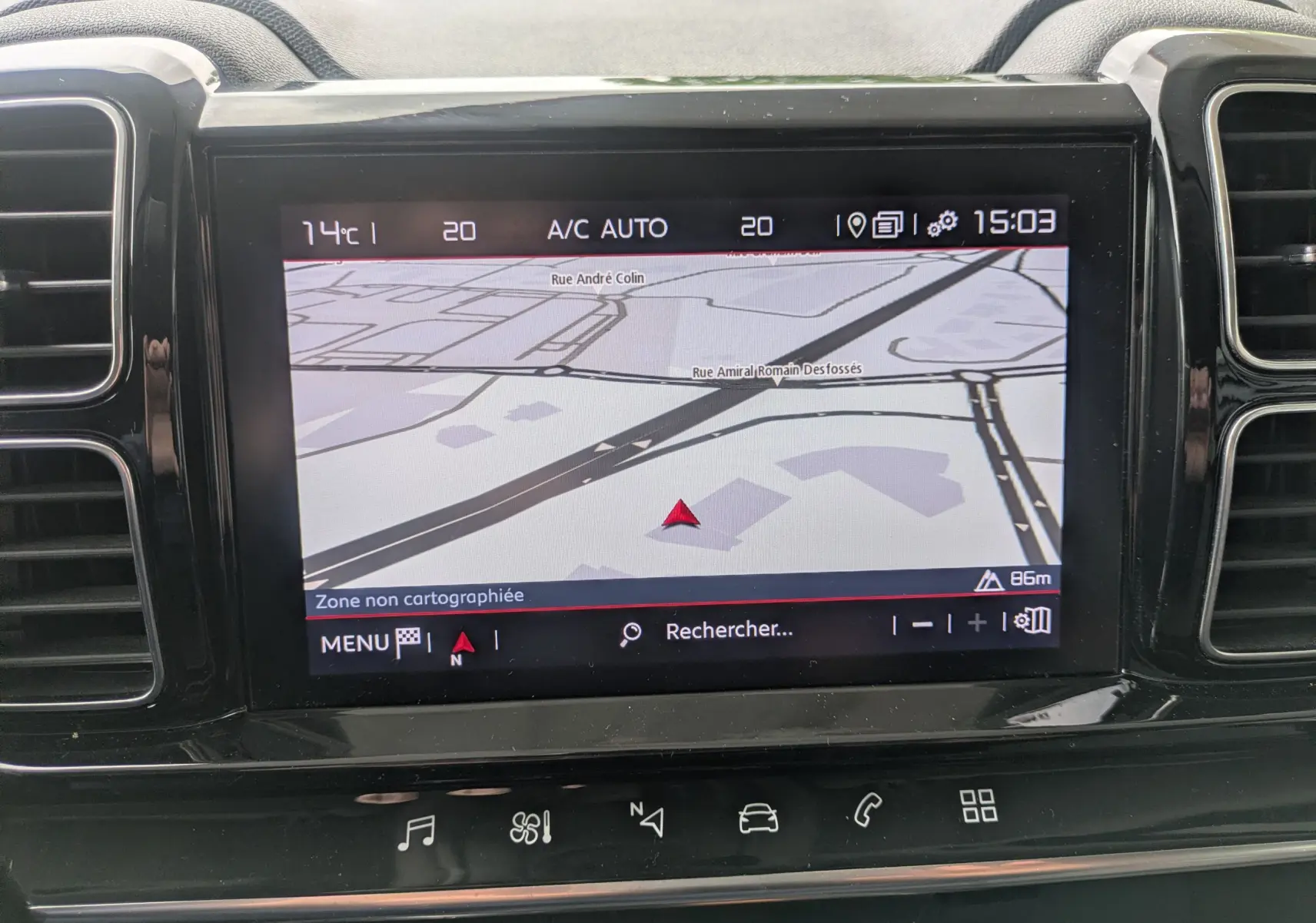 Écran tactile central du Citroën C5 Aircross blanc de 2020, affichant la navigation GPS avec carte en mode jour.