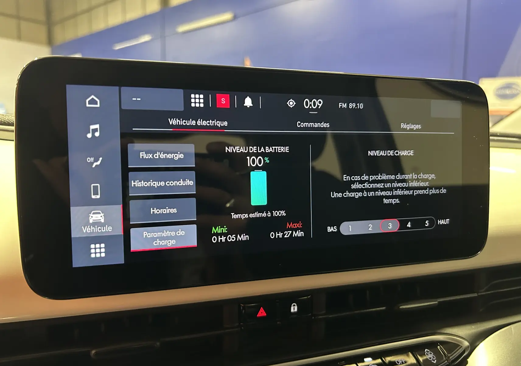 Écran central tactile du tableau de bord du Fiat 500 électrique 2023 montrant le niveau de batterie à 100%