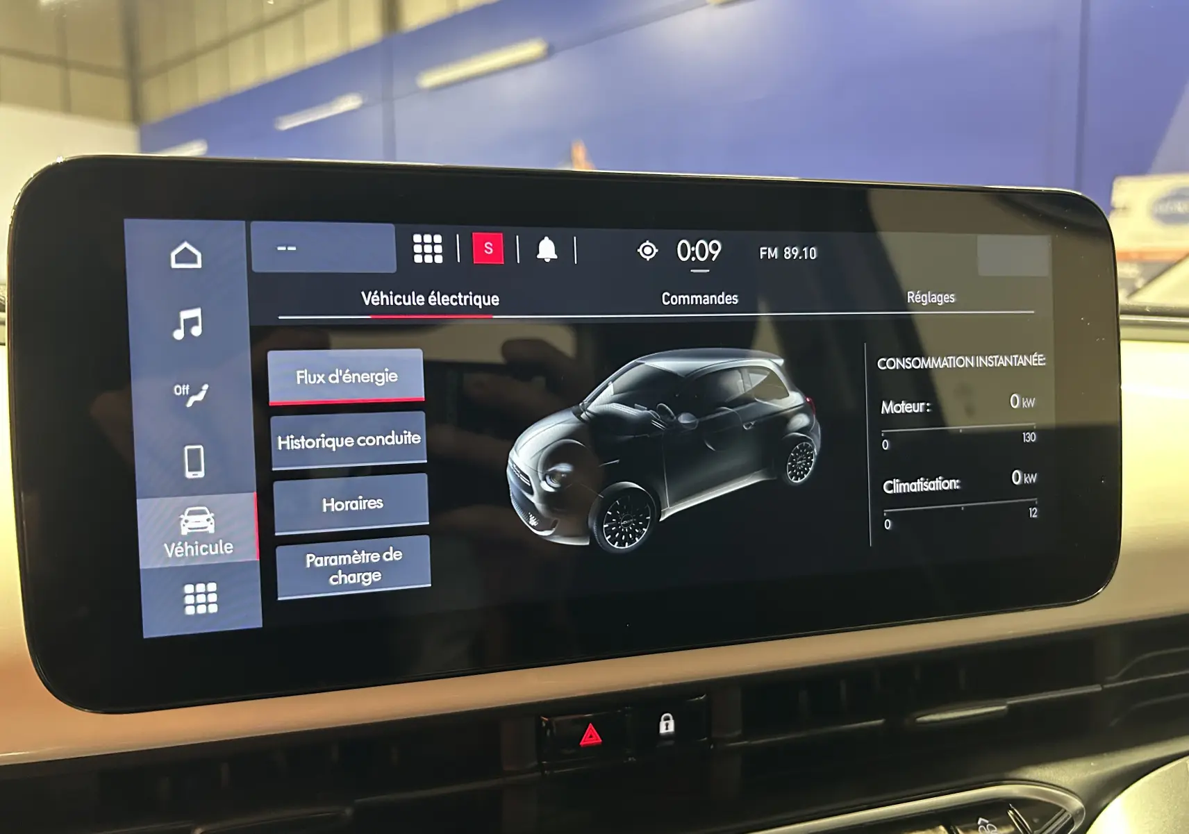 Écran tactile intérieur de la Fiat 500 électrique 2023 affichant le menu « Véhicule électrique » avec flux d’énergie.