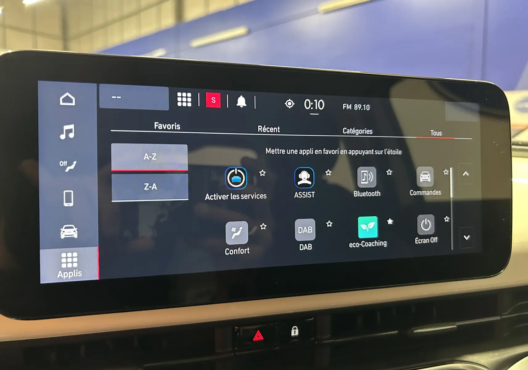 Écran tactile central de la Fiat 500 électrique 2023 affichant le menu des applications et options connectées.