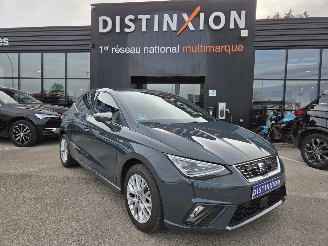 SEAT Ibiza 2025 bleu Fjord vue 3/4 avant droit avec phares LED et jantes alliage 16 pouces