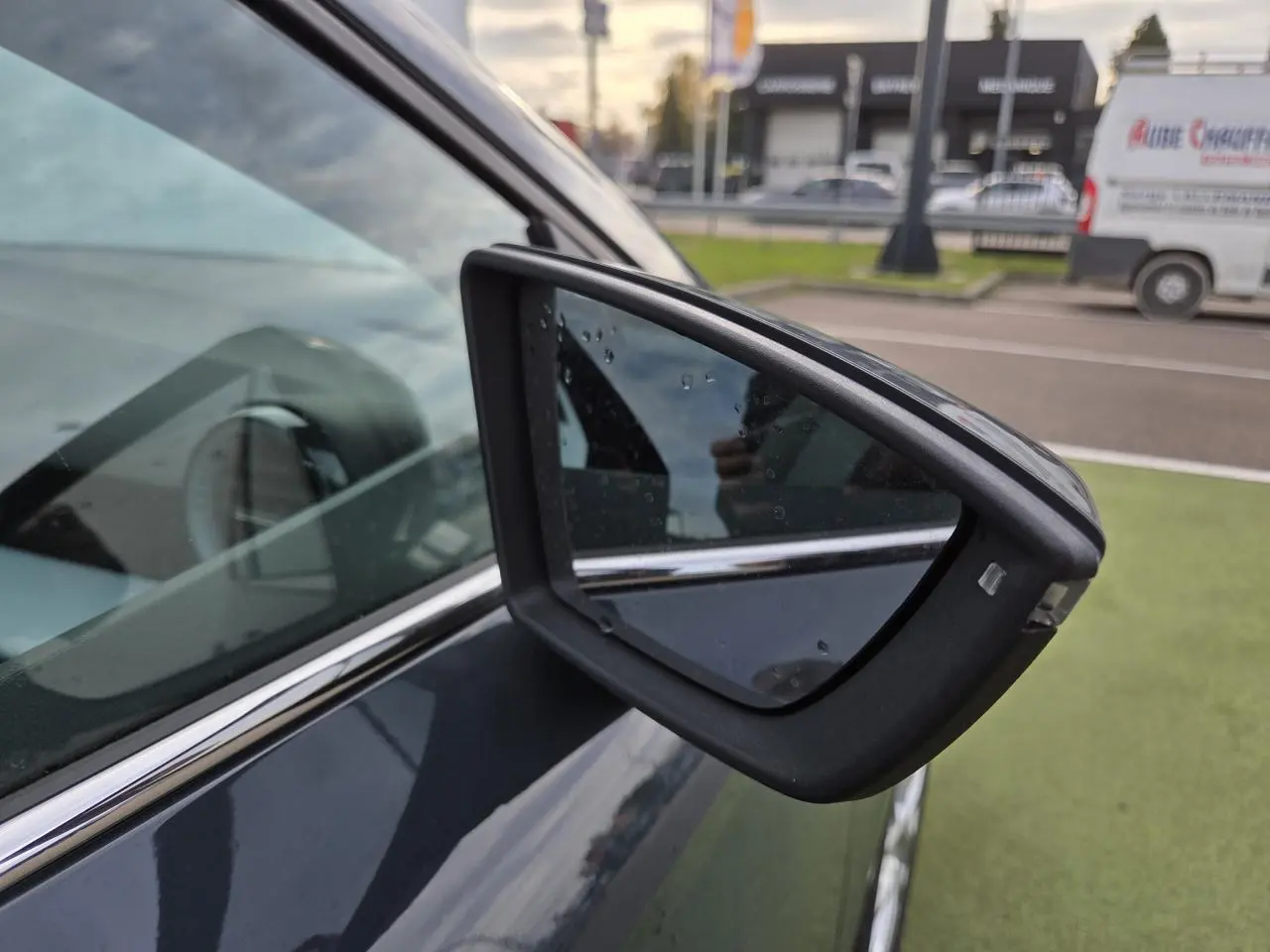 Rétroviseur extérieur côté gauche de la SEAT IBIZA Bleu Fjord Metal 2025 avec gouttes d'eau visibles.