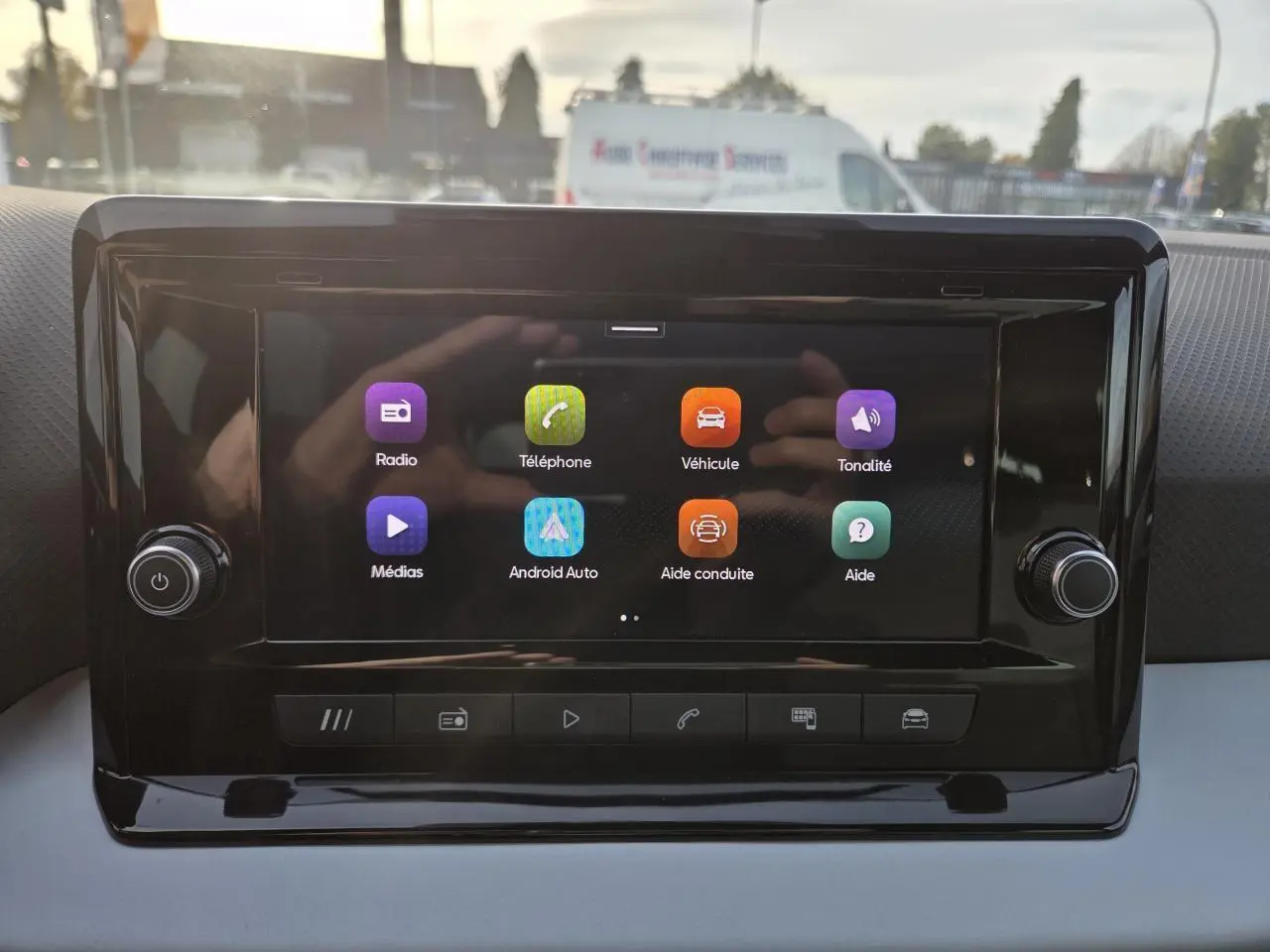 Écran tactile central du système MediaSystem+ de la SEAT Ibiza 2025 affichant les icônes de fonctions connectées.