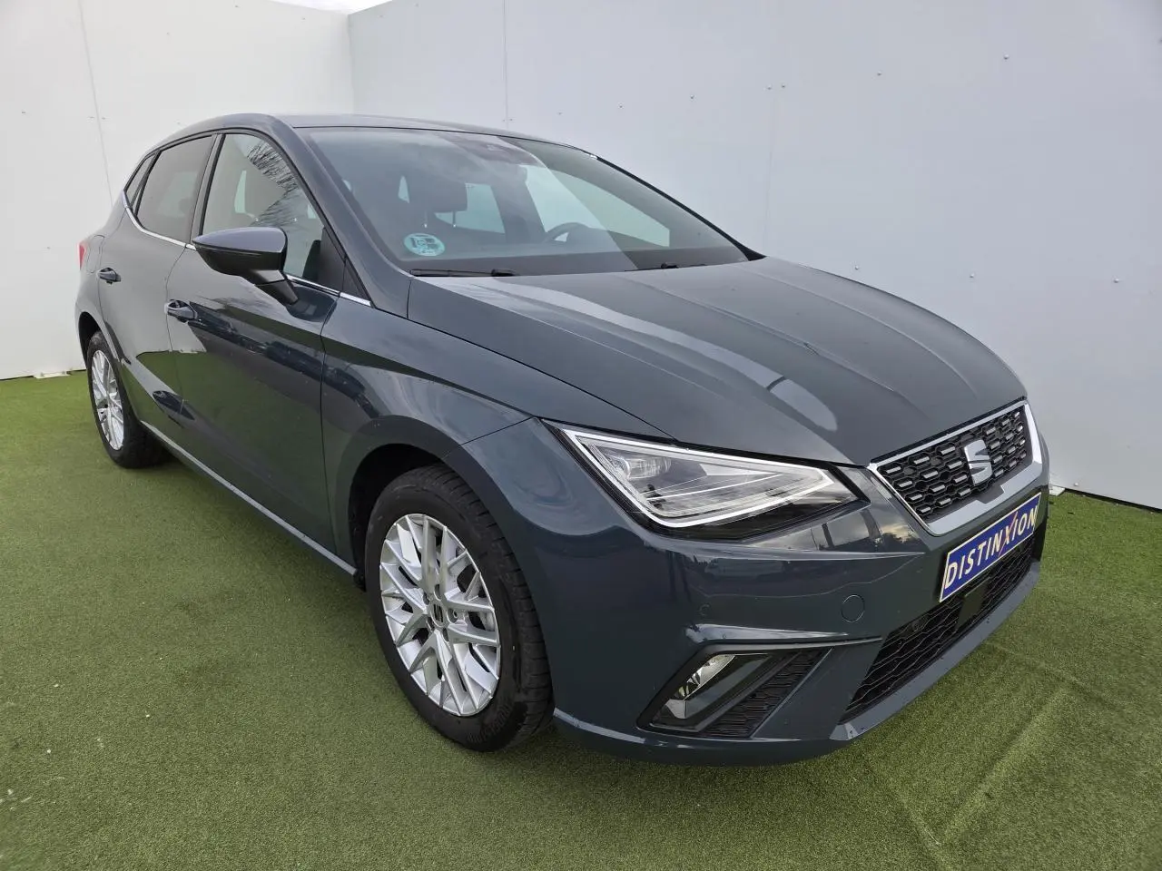 SEAT Ibiza bleu Fjord vue 3/4 avant droit, avec jantes alliage 16 pouces et feux LED triangulaires.