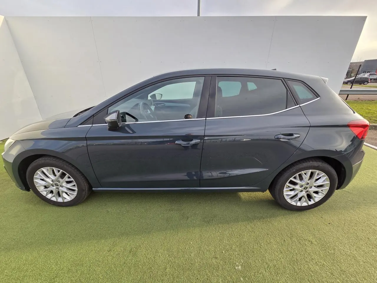 Profil côté gauche d'une SEAT Ibiza 2025 bleu fjord métallisé avec jantes alliage et vitres teintées arrière.