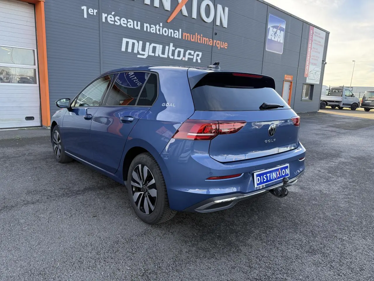 Volkswagen Golf 2.0 TDI bleu anémone métallisé vue 3/4 arrière droit avec attelage escamotable et vitres surteintées.