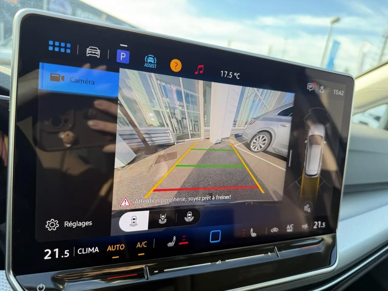 Écran tactile intérieur de la Golf 2.0 TDI 2025 affichant la caméra de recul avec vue arrière et réglages climatisation.