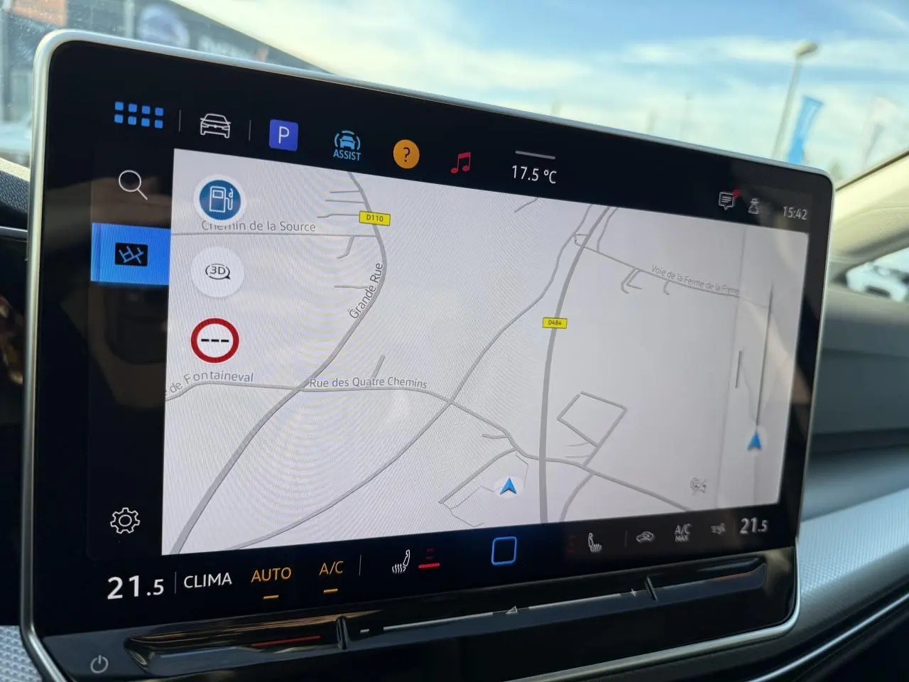 Écran tactile du système de navigation du Volkswagen Golf bleu Anémone, vue intérieure centrée sur l'infodivertissement.