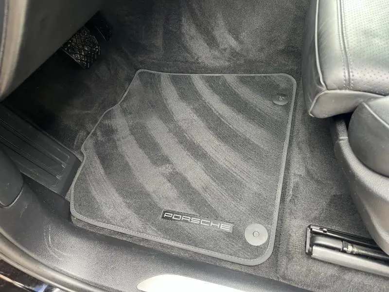 Tapis de sol noir avec logo Porsche côté conducteur du Porsche Macan 2.0 245ch essence de 2018.