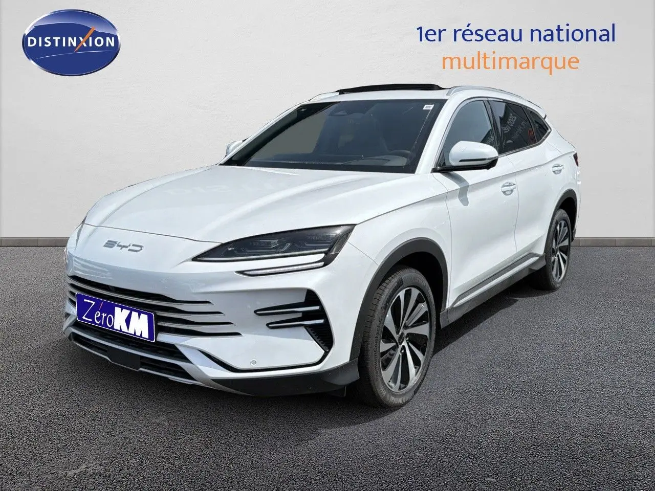 Vue 3/4 avant d’un BYD SEAL U hybride rechargeable blanc Snow White avec jantes distinctives et calandre épurée.