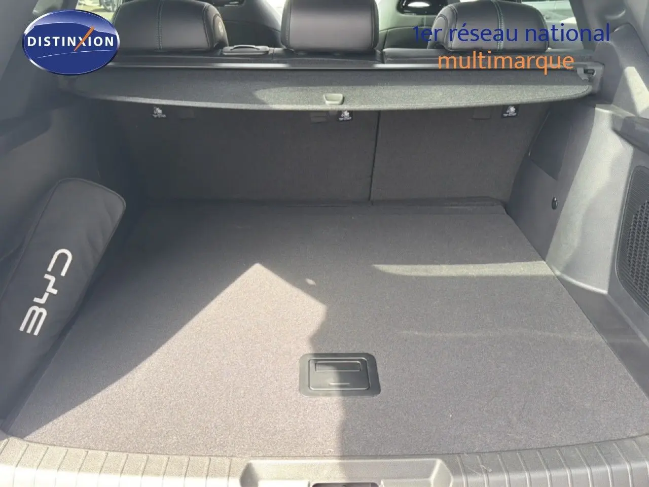 Coffre spacieux vu de l’arrière d’un BYD SEAL U 2026 blanc Snow White avec tapis et cache-bagages noirs.
