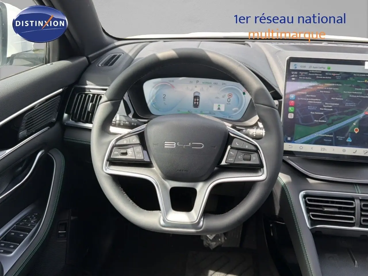 Vue intérieure centrée sur le volant BYD d'un SEAL U 2026 avec tableau de bord numérique et écran tactile.