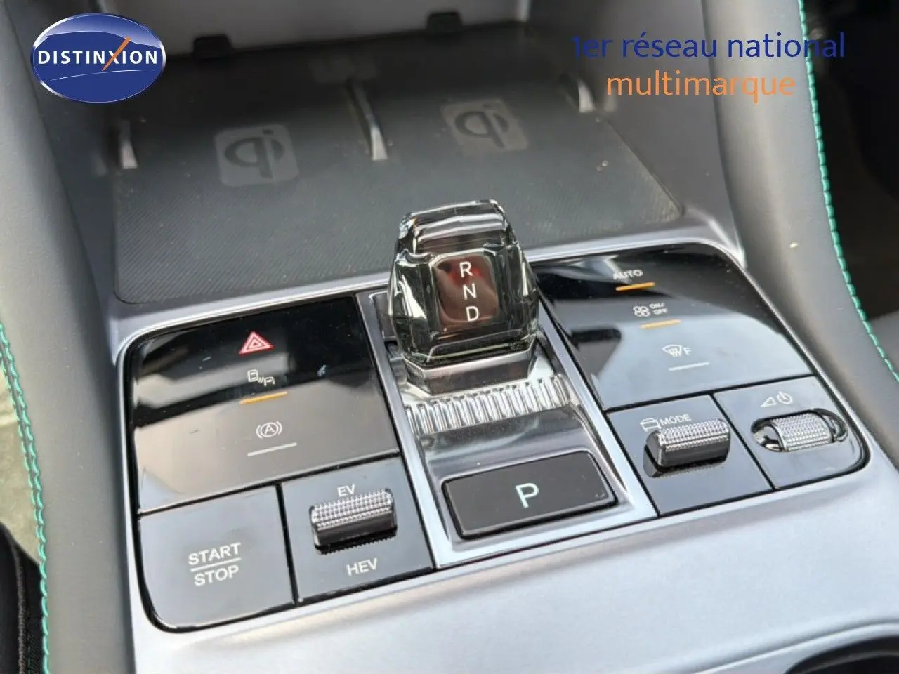 Vue rapprochée de la console centrale du BYD SEAL U blanche, mettant en valeur le levier de vitesses et les commandes tactiles.