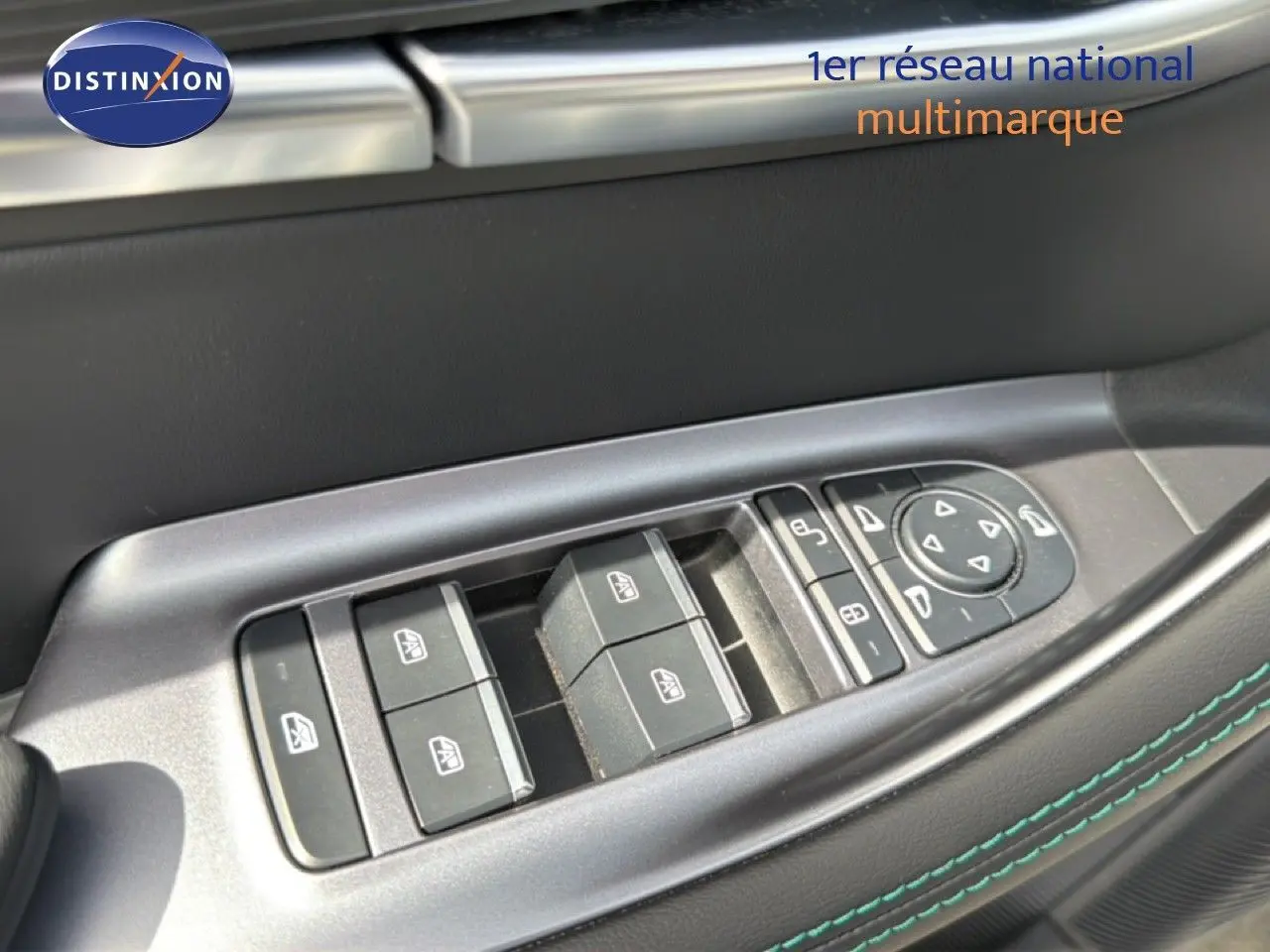 Gros plan sur les commandes des vitres et rétroviseurs sur la porte côté gauche d’un BYD SEAL U blanc.