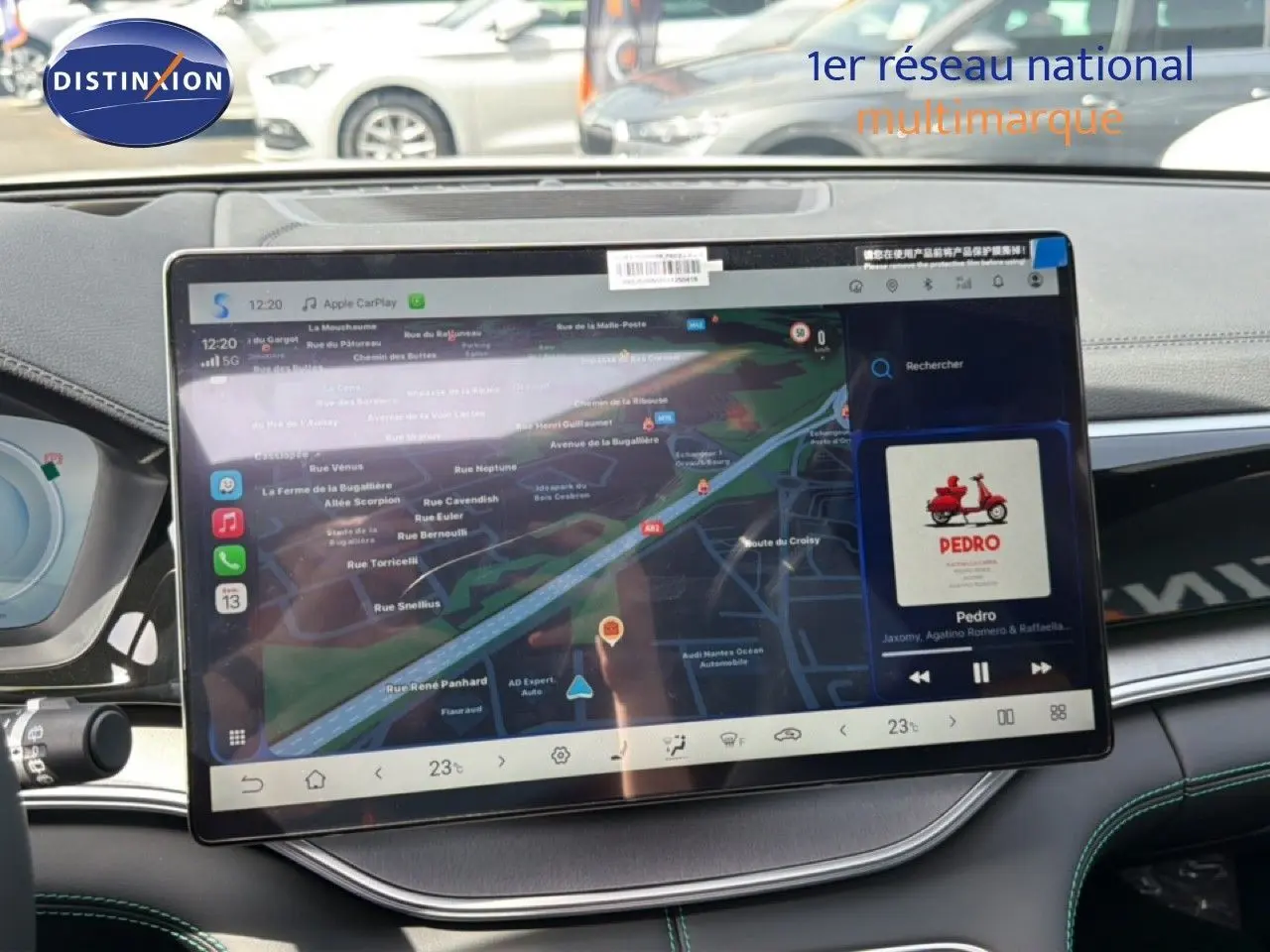 Écran tactile central du BYD SEAL U 2026 en Snow White, affichant navigation et interface multimédia moderne.