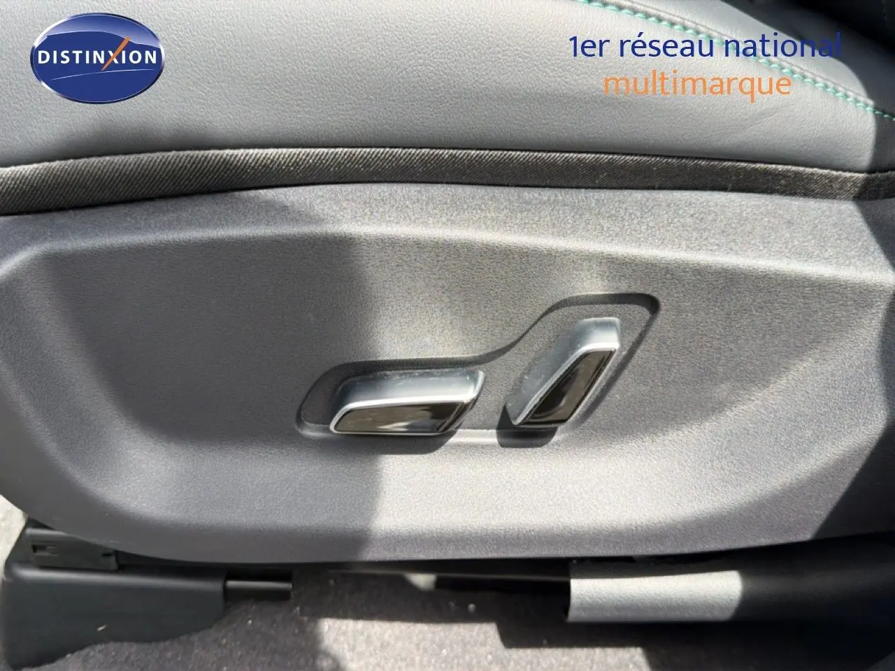 Gros plan sur les commandes électriques du siège conducteur du BYD SEAL U 2026 en cuir noir.