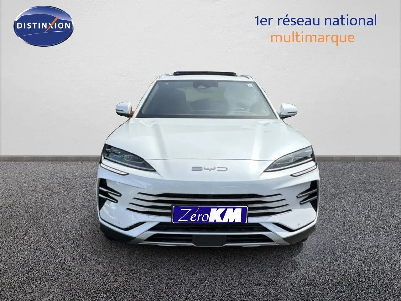 Vue de face du BYD SEAL U 2026 en blanc Snow White, mettant en valeur sa calandre large et ses phares LED fins.