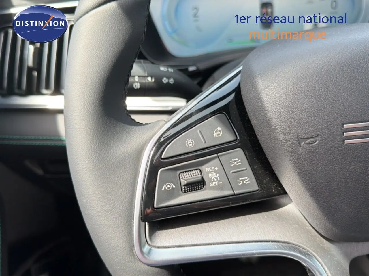 Gros plan sur les commandes au volant noir du BYD SEAL U 2026, mettant en valeur les boutons de régulateur et d'assistance.