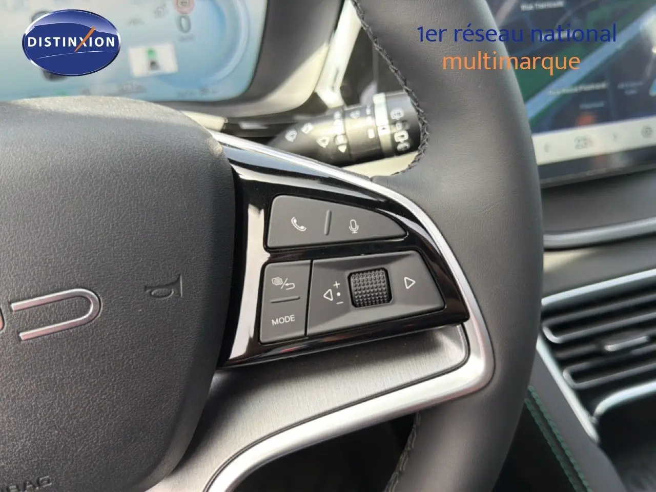 Gros plan sur les commandes à droite du volant noir du BYD SEAL U, avec tableau de bord numérique en arrière-plan.