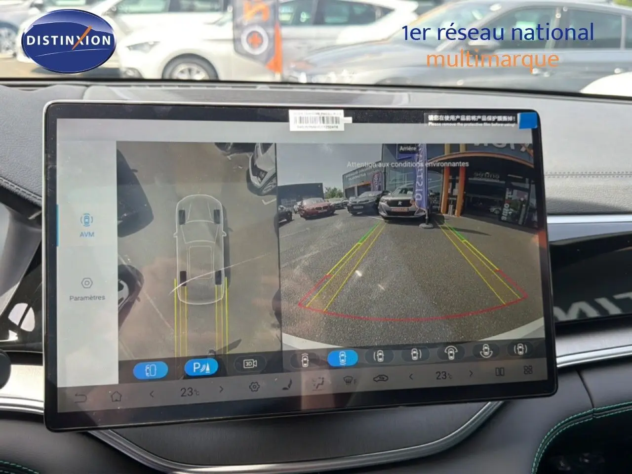 Écran central du BYD SEAL U 2026 affichant la caméra de recul et la vue 360°, intérieur avec finitions modernes.