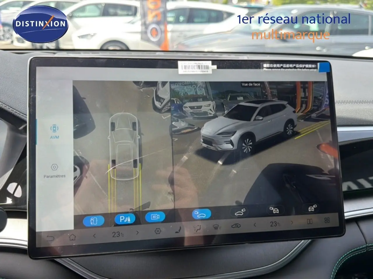 Écran intérieur affichant une vue 3D avant d'une BYD SEAL U Snow White en stationnement.
