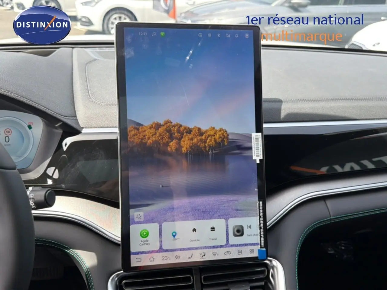 Vue intérieure centrée sur l'écran tactile vertical du tableau de bord du BYD SEAL U Snow White, avec volant partiel visible à gauche.