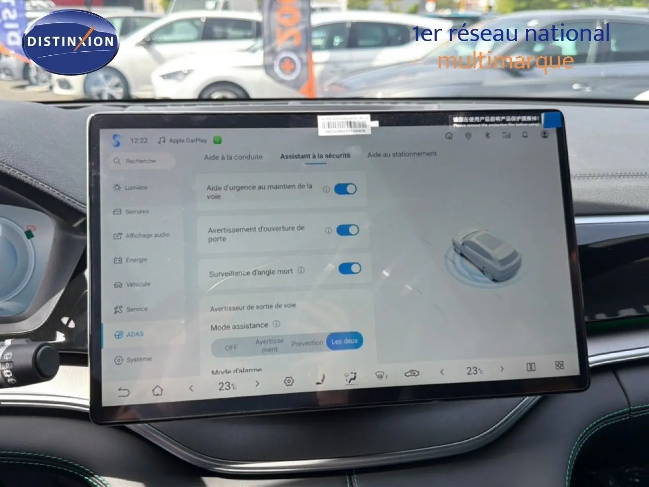 Écran tactile central du BYD SEAL U 2026 en vue intérieure, affichant les options d’assistance à la conduite.