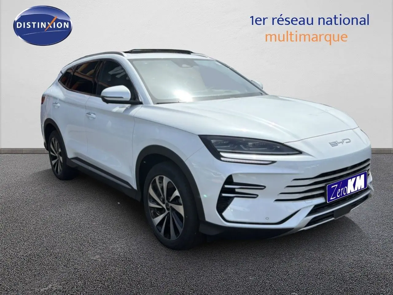 Vue 3/4 avant droit du BYD SEAL U hybride rechargeable en blanc Snow White avec calandre épurée et phares LED fins.