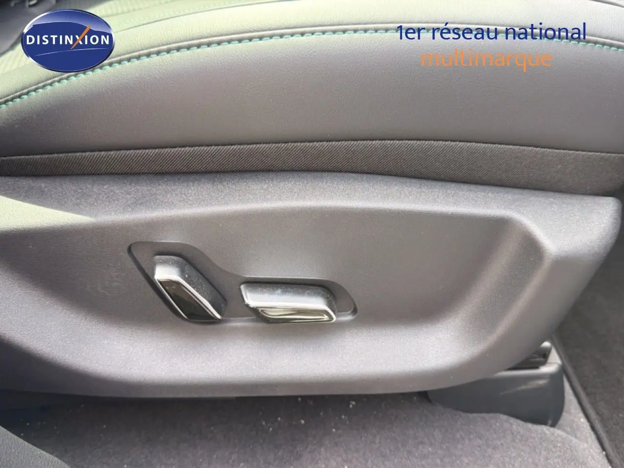 Gros plan sur les commandes de réglage électrique du siège côté gauche dans l'habitacle du BYD SEAL U Snow White.