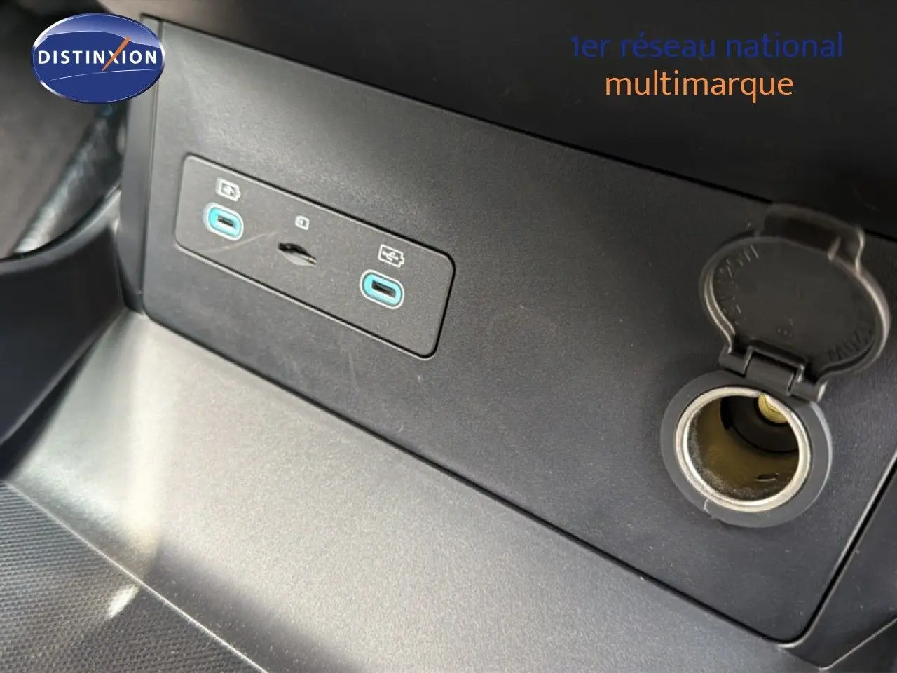 Prise allume-cigare et double port USB-C visibles dans l’habitacle du BYD SEAL U hybride Snow White.