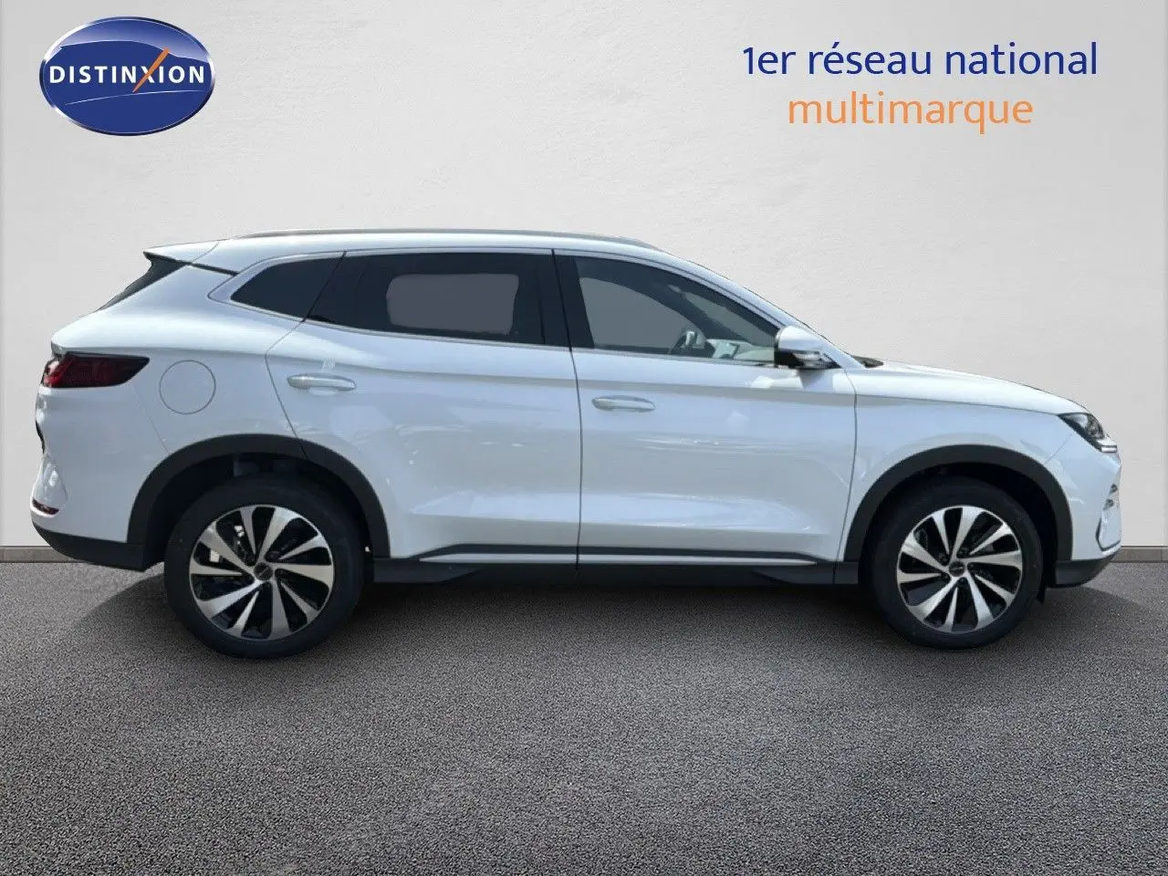 Vue de profil côté gauche du SUV BYD SEAL U 2026 en blanc Snow White avec jantes noires et détails modernes.