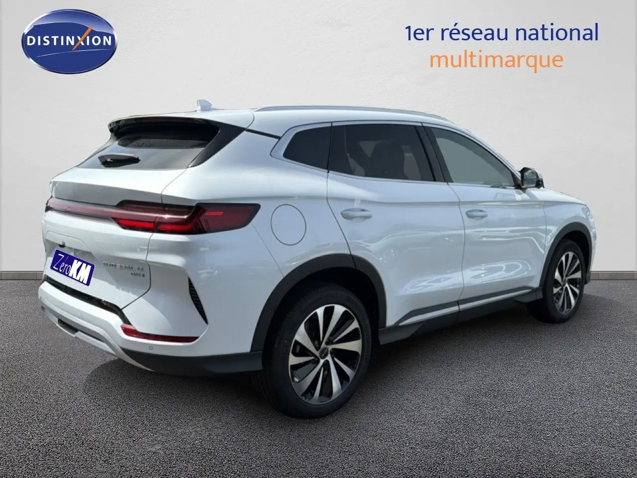 Vue 3/4 arrière droite du SUV BYD SEAL U hybride rechargeable en blanc Snow White avec feux arrière LED allongés.
