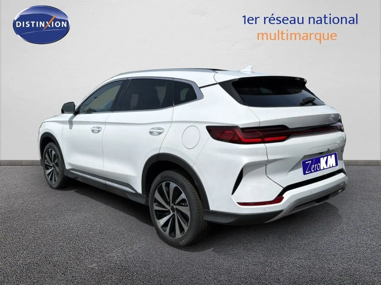 Vue 3/4 arrière droite du SUV BYD SEAL U hybride rechargeable en blanc Snow White avec feux arrière LED et jantes alliage.
