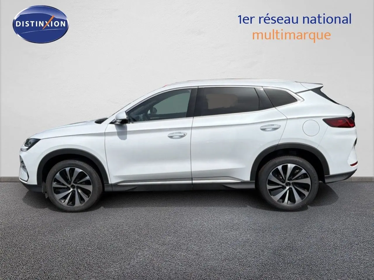 Vue de profil côté gauche du SUV BYD SEAL U hybride rechargeable en blanc Snow White, avec jantes modernes bicolores.