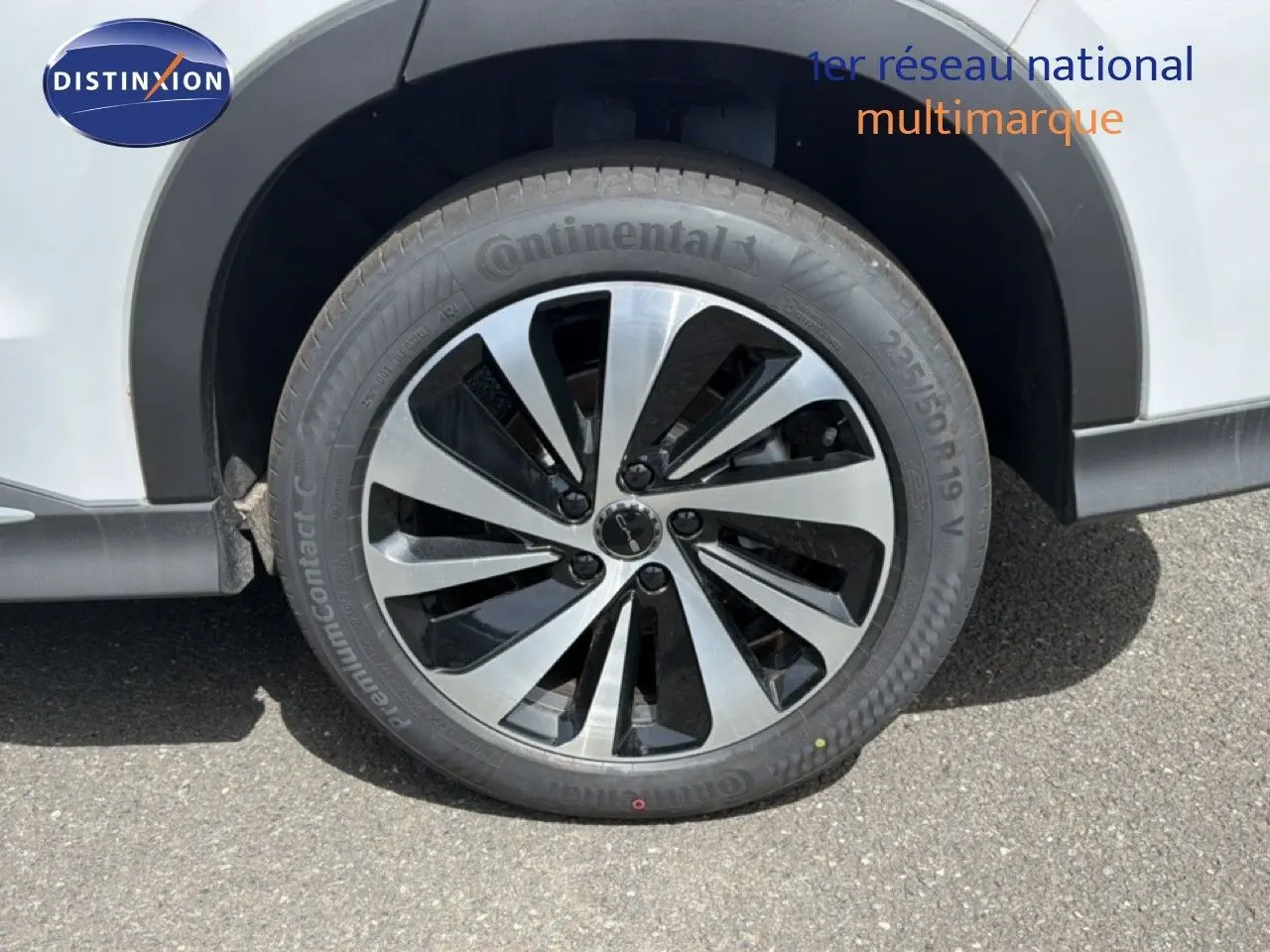 Gros plan sur la roue avant droite du BYD SEAL U 2026 en blanc Snow White, avec jante alliage bicolore.
