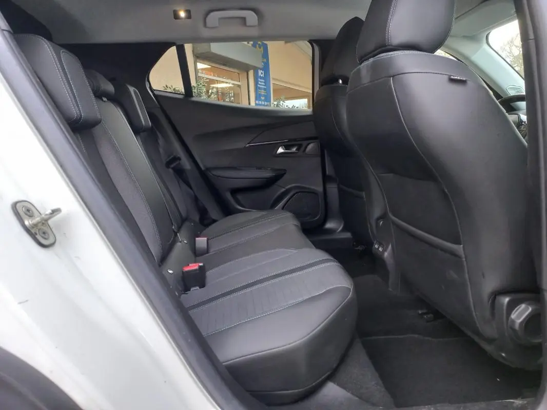 Vue intérieure côté gauche des sièges arrière en tissu noir et gris du Peugeot 2008 blanc, version Allure Pack 2021.