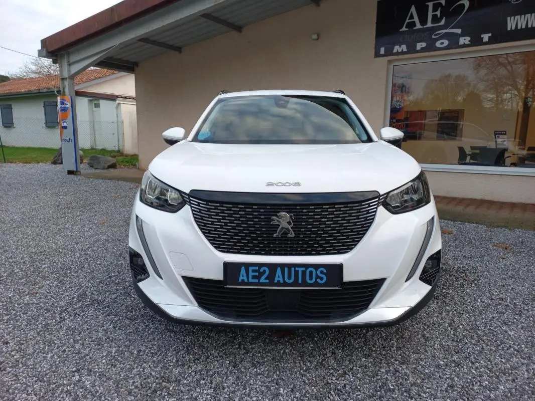 Peugeot 2008 blanc vue de face, mettant en valeur la calandre noire et les phares modernes.