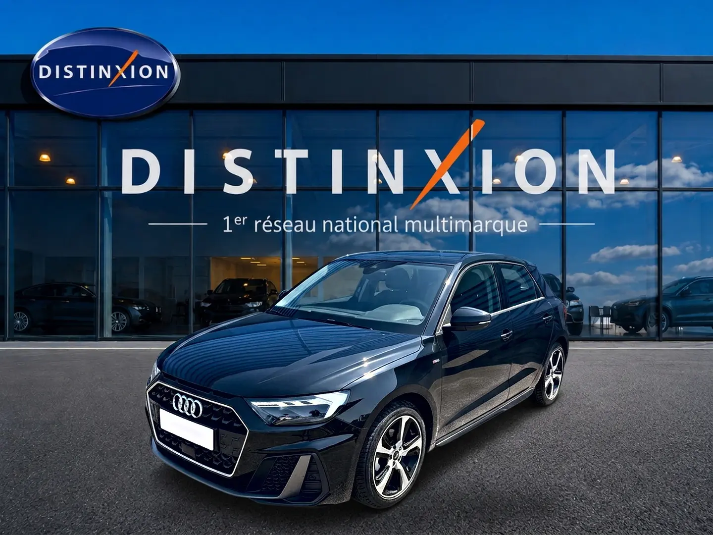 Audi A1 Sportback noir vue 3/4 avant droit, avec jantes alliage et calandre hexagonale distinctive S line.