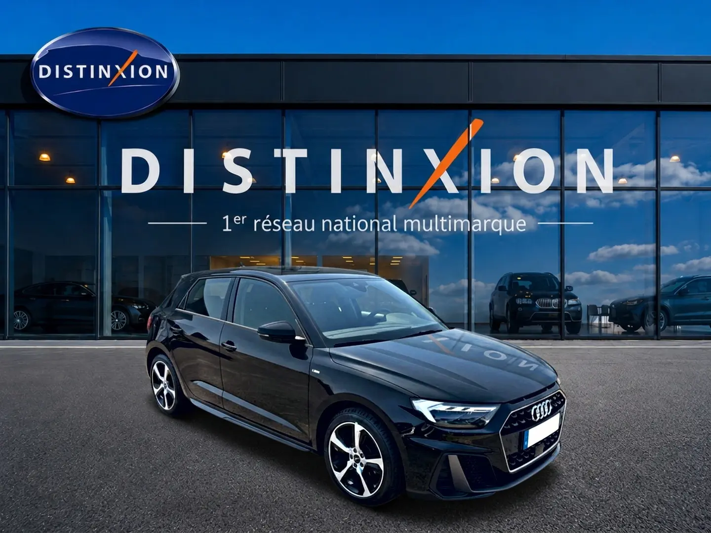 Audi A1 Sportback noir vue 3/4 avant droit, avec jantes alliage et calandre hexagonale distinctive S line.