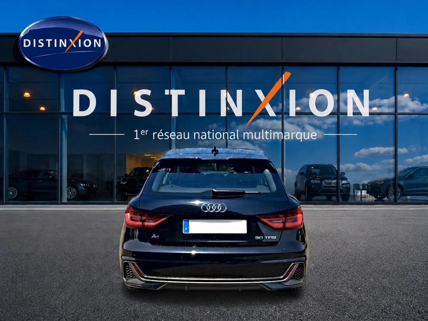 Vue arrière d'une Audi A1 Sportback noire 30 TFSI S line 2026, avec feux LED et becquet arrière visible.
