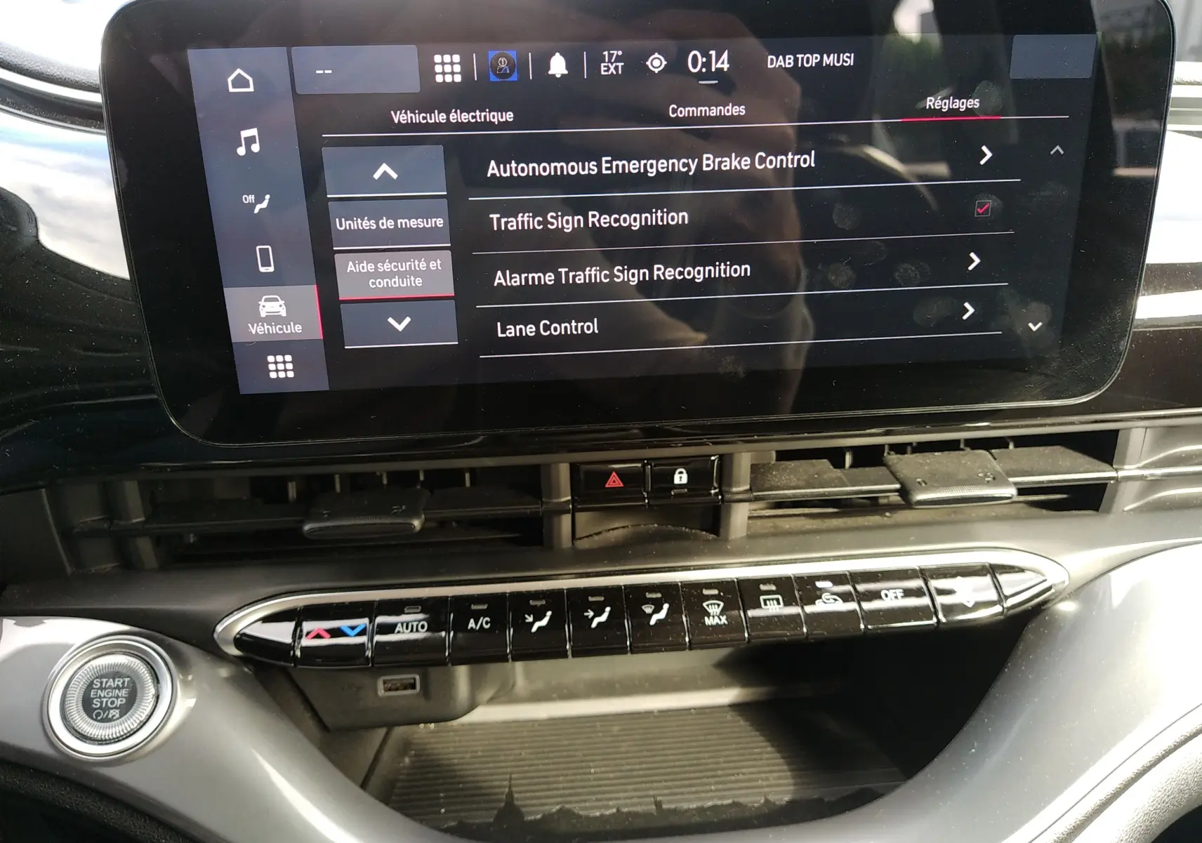 Vue rapprochée de l’écran tactile central et des commandes de climatisation de la Fiat 500 électrique noire 2024.