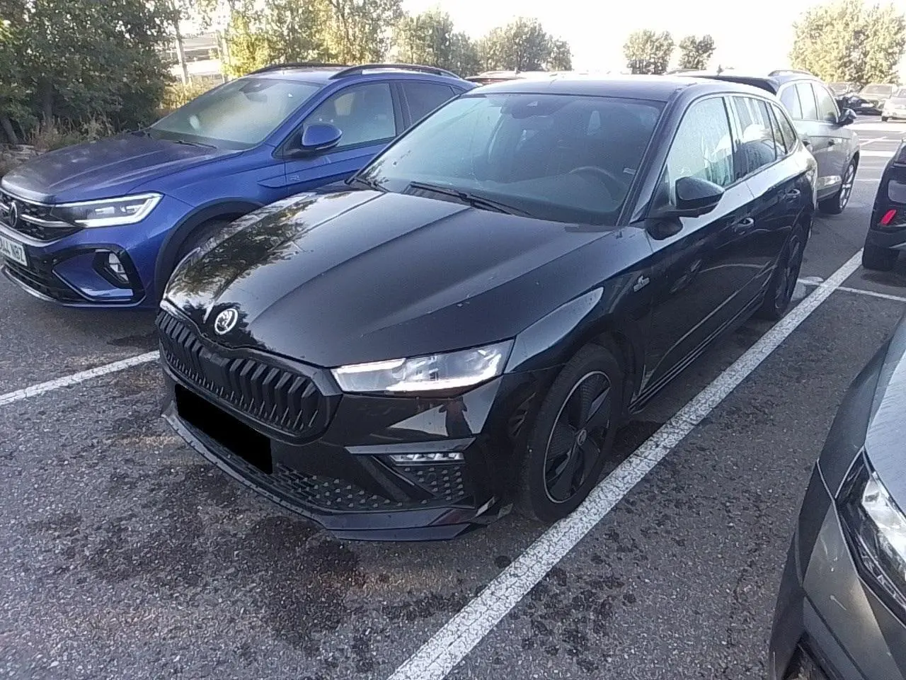 SKODA SCALA TSI 116 Monte-Carlo noir Magic en 3/4 avant droit, avec jantes noires et toit panoramique visible.