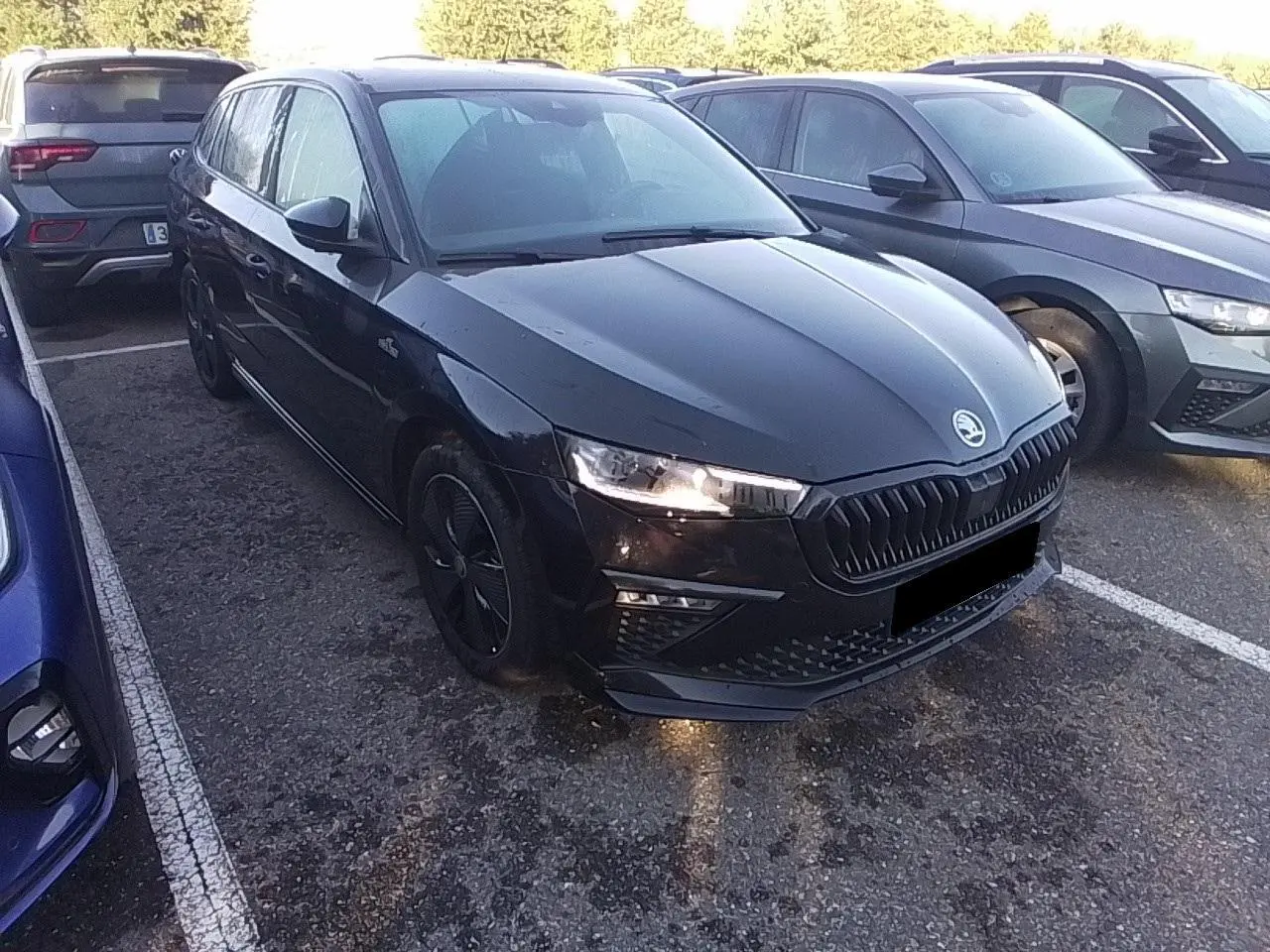 SKODA SCALA TSI 116 DSG7 Monte-Carlo noir Magic, vue 3/4 avant droit avec jantes noires et toit panoramique.